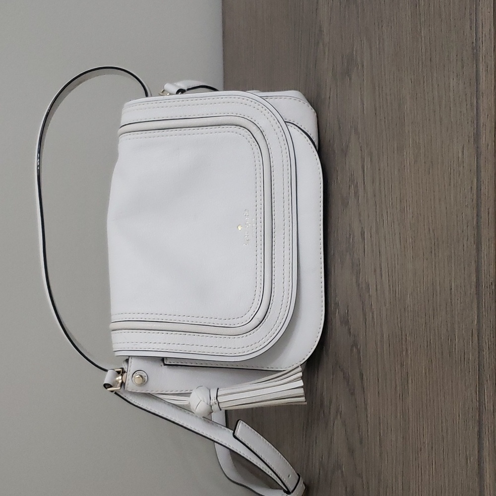Kate Spade white with tassel Carter Street shoulder bag. Used in great condition